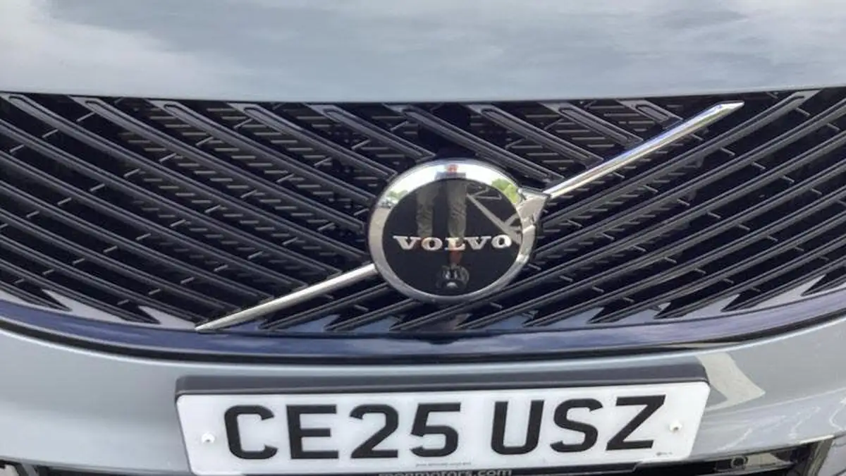 2025-volvo-xc90-20-t8-ultra-dark-big-34
