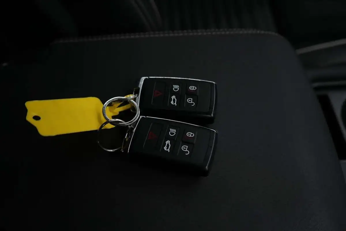 2021-land-rover-discovery-30-d300-r-dynamic-hse-big-30