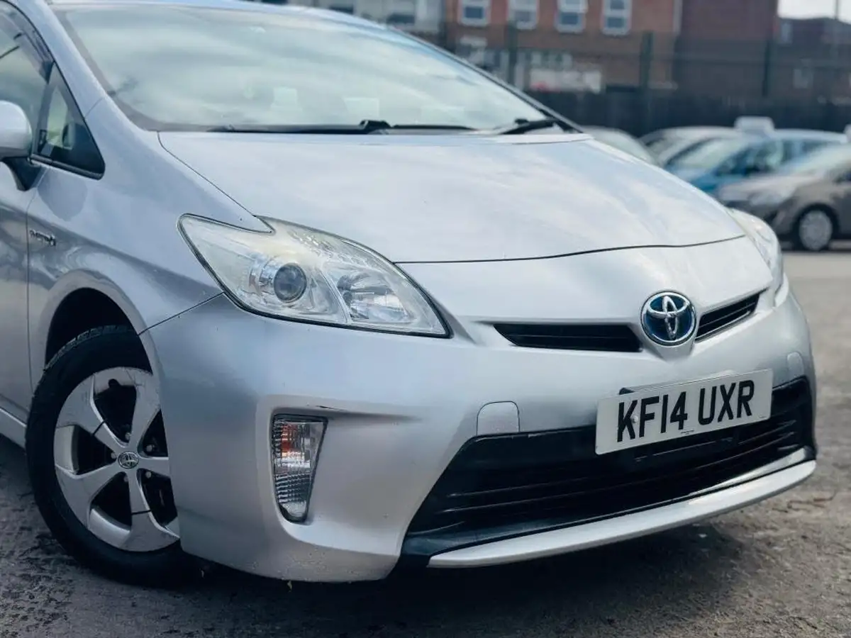 2014-toyota-prius-hybrid-big-8