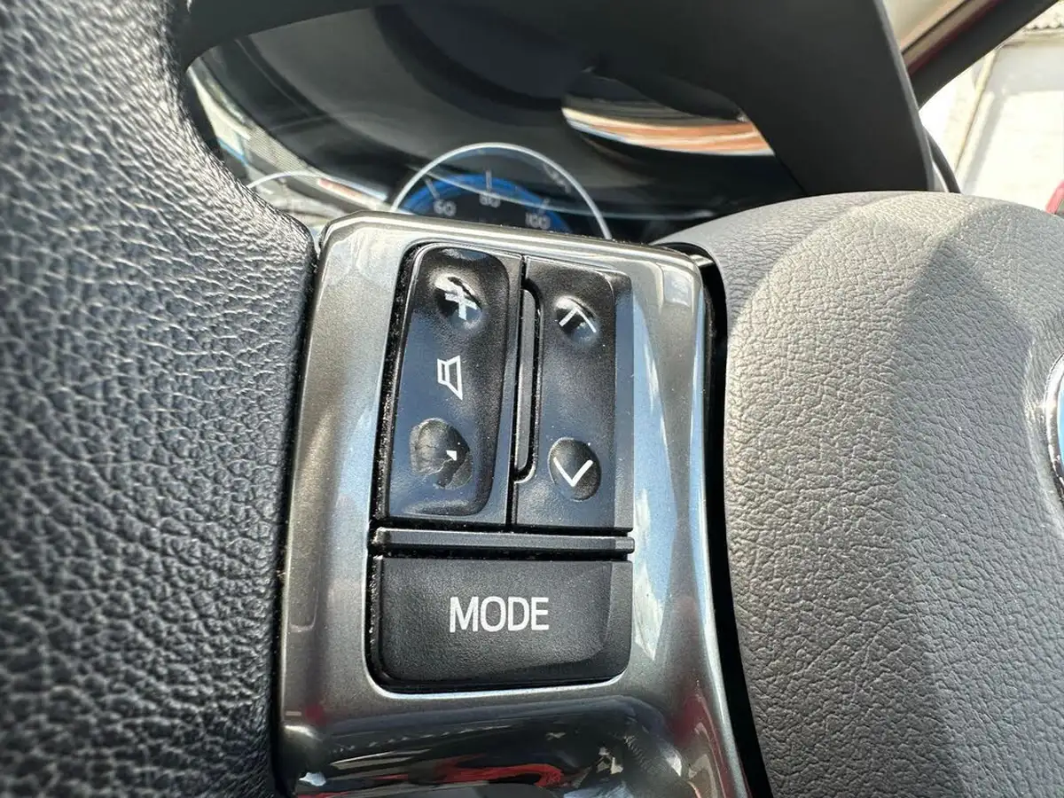 2015-toyota-yaris-15-vvt-i-icon-hybrid-big-12