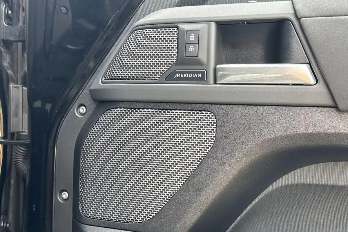 2022-land-rover-110-defender-20-p400e-x-dynamic-hse-big-59