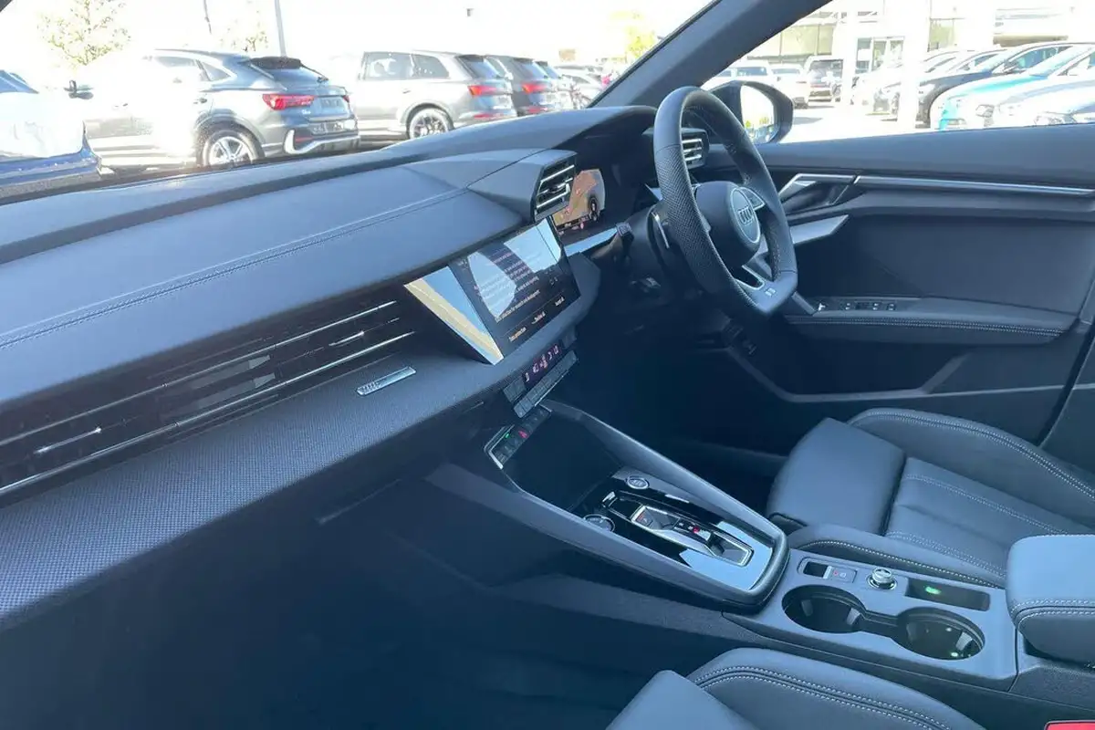 2025-audi-a3-15-40-tfsi-e-black-edition-big-26