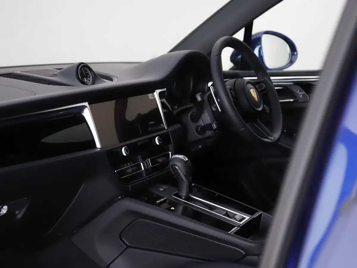 2025-porsche-macan-20-big-35