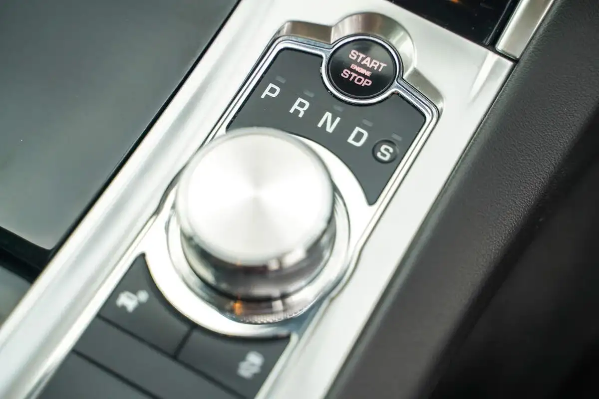 2015-jaguar-xf-22td-r-sport-black-saloon-4d-big-51