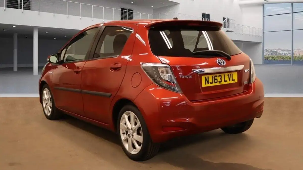 2013-toyota-yaris-15-vvt-i-t-spirit-big-6