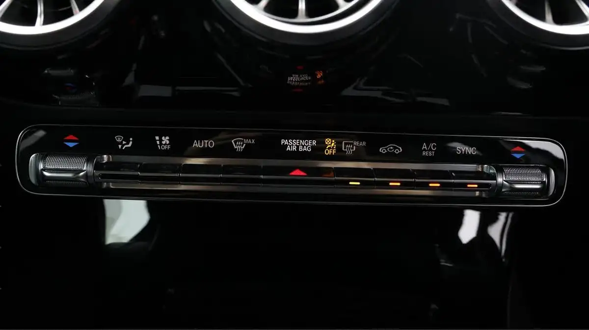 2019-mercedes-benz-a-class-20-a220-amg-line-premium-plus-hatchback-5d-4matic-big-12