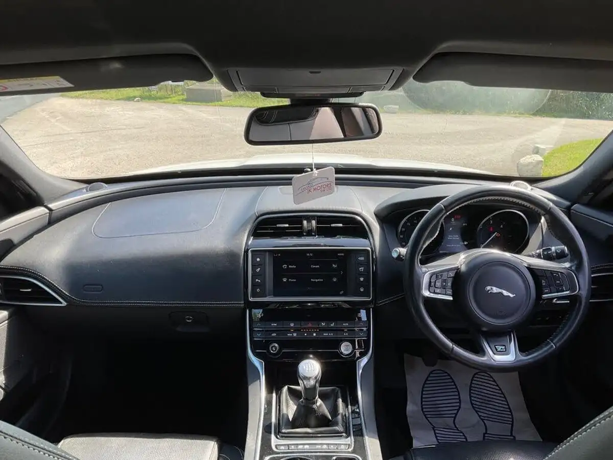 2016-jaguar-xe-20d-r-sport-180ps-big-29