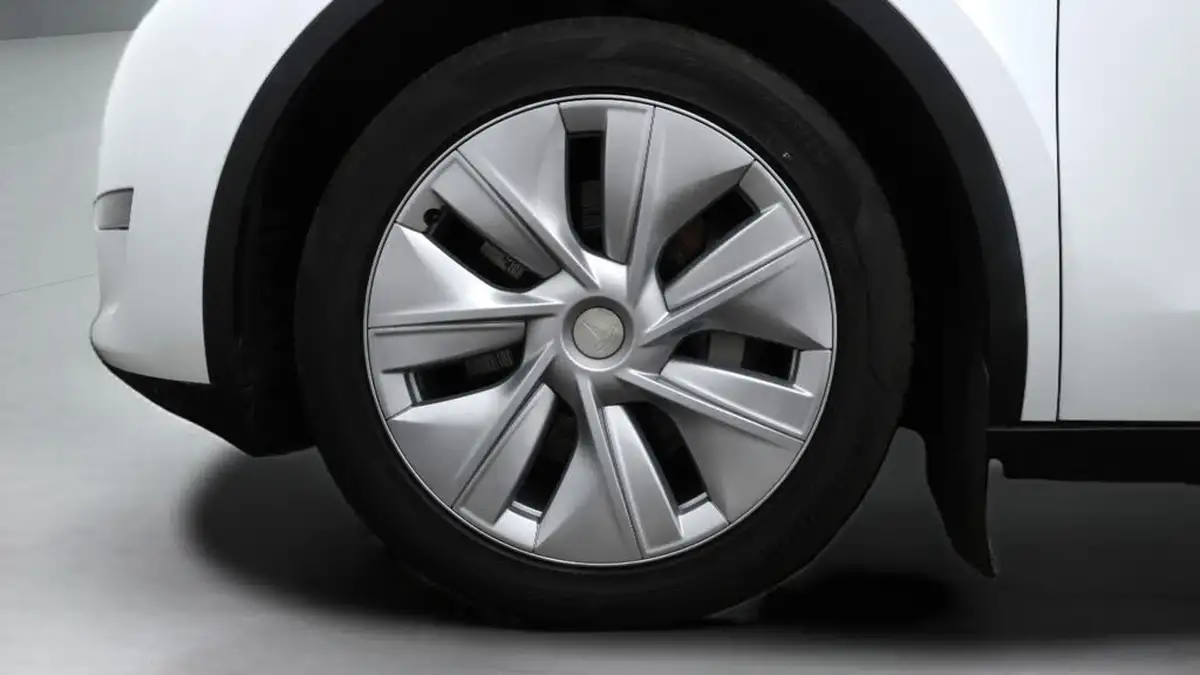 2023-tesla-model-y-e-long-range-big-18