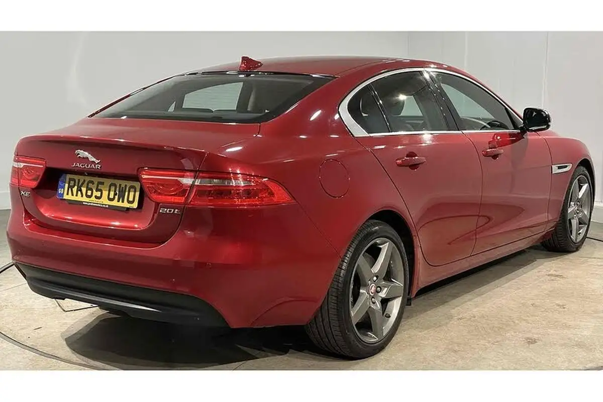 2015-jaguar-xe-20-prestige-big-8