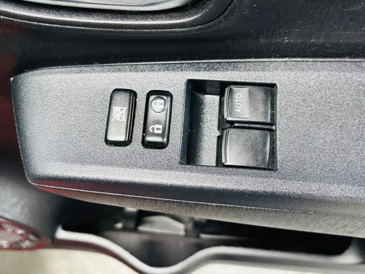 2013-toyota-yaris-15-vvt-i-t4-big-16