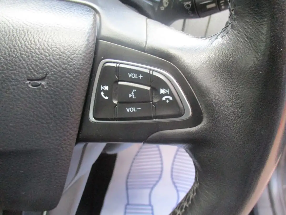 2015-ford-focus-15-titanium-hatchback-big-50