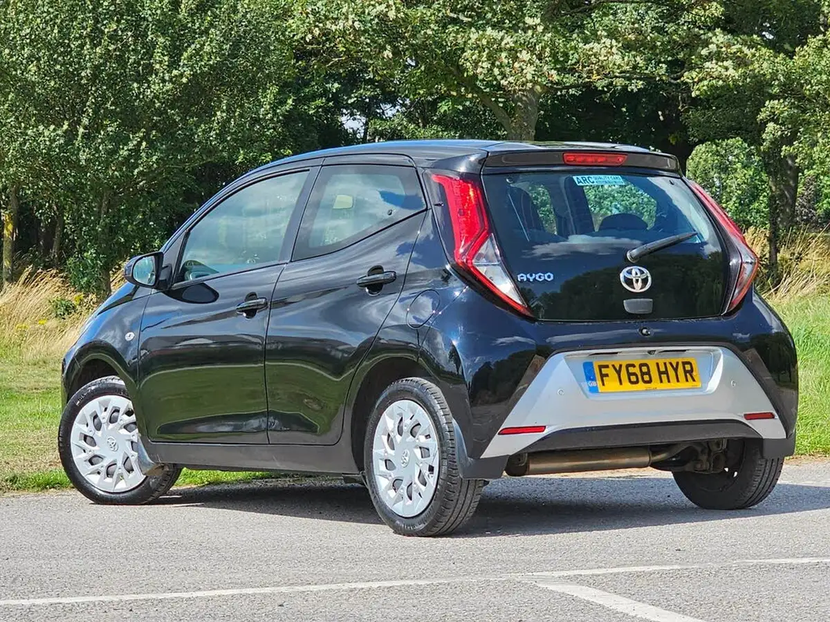 2018-toyota-aygo-10-vvt-i-x-play-71bhp-5d-big-4