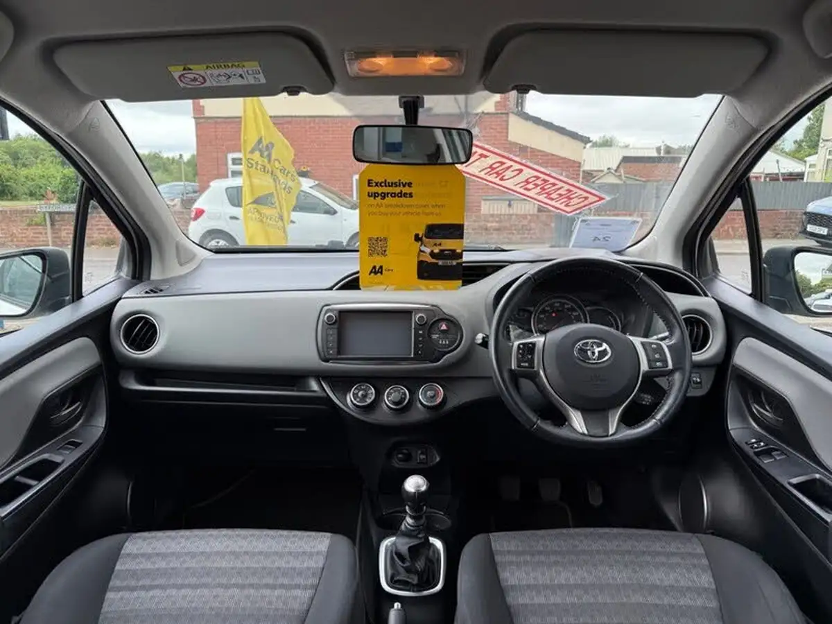 2016-toyota-yaris-133-icon-vvt-i-5d-big-14