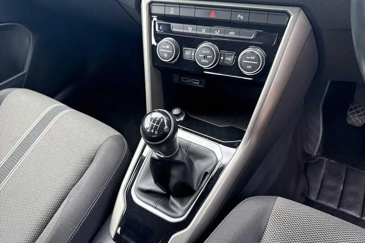 2020-volkswagen-t-roc-10-tsi-se-115ps-big-18