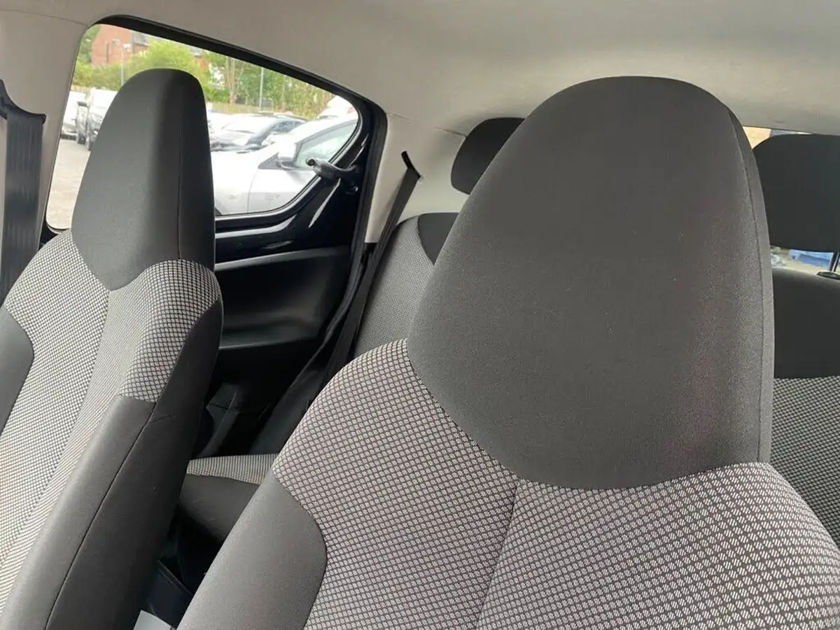 2012-toyota-aygo-10-aygo-fire-5d-big-14