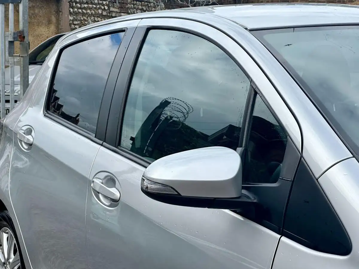 2012-toyota-yaris-15-vvt-i-t4-big-43