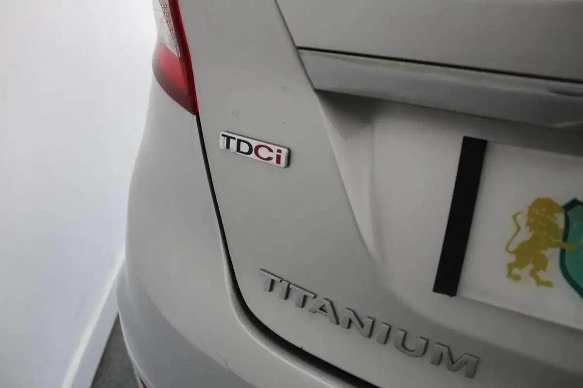 2011-ford-fiesta-16td-titanium-dpf-5d-big-16