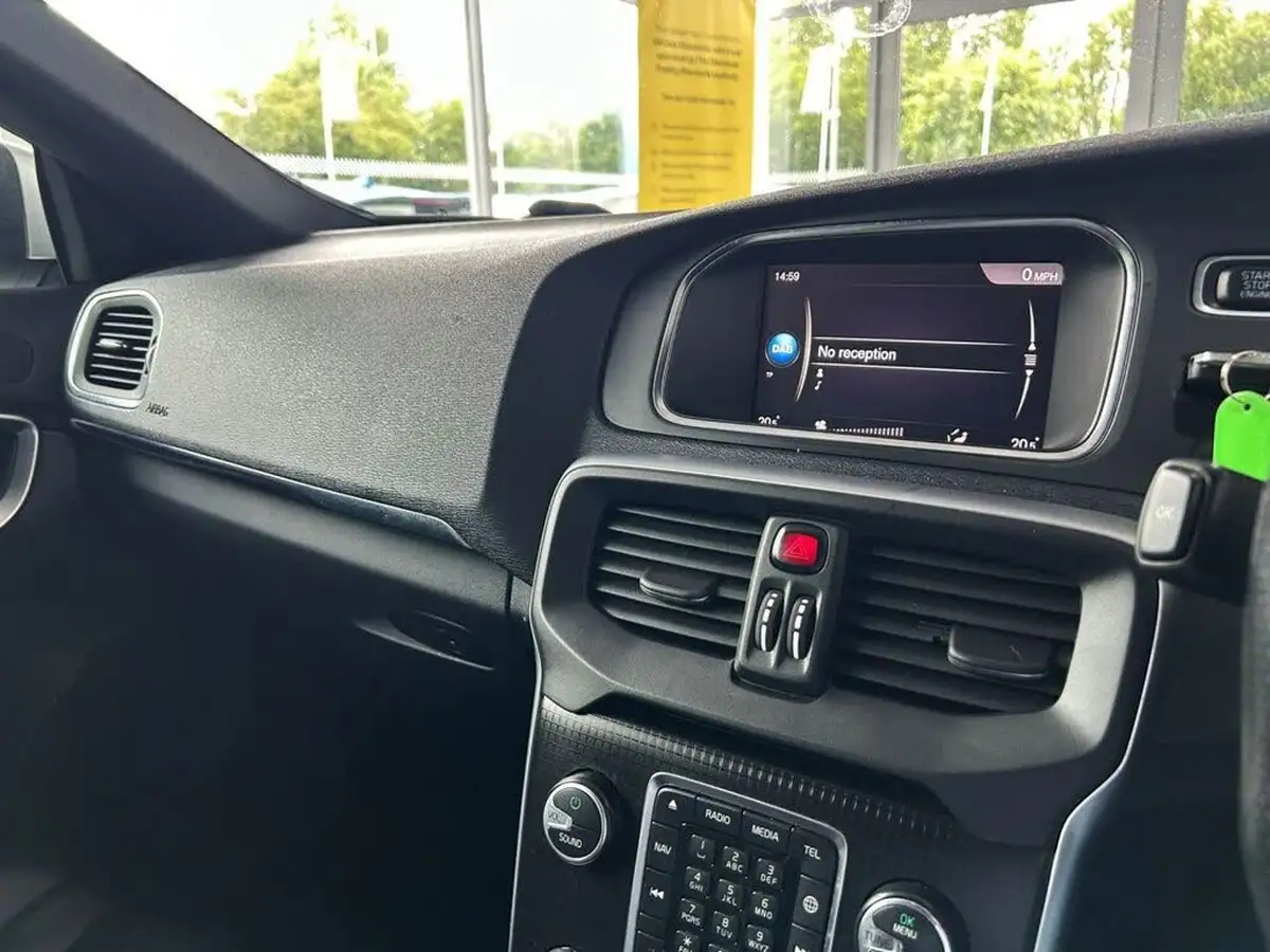2017-volvo-v40-20-t3-r-design-pro-big-15