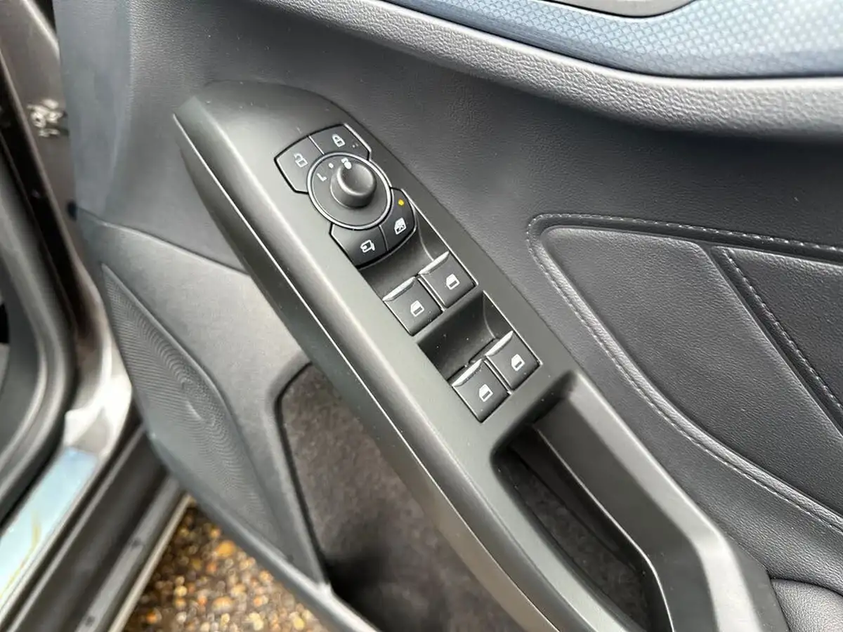 2022-ford-focus-10t-active-vignale-125ps-hybrid-mhev-hatchback-powershift-big-24
