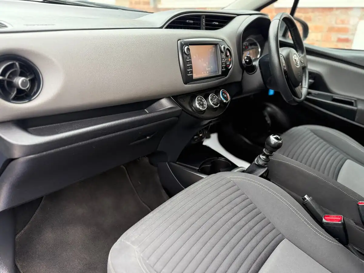 2018-toyota-yaris-15-vvt-i-icon-navi-big-30