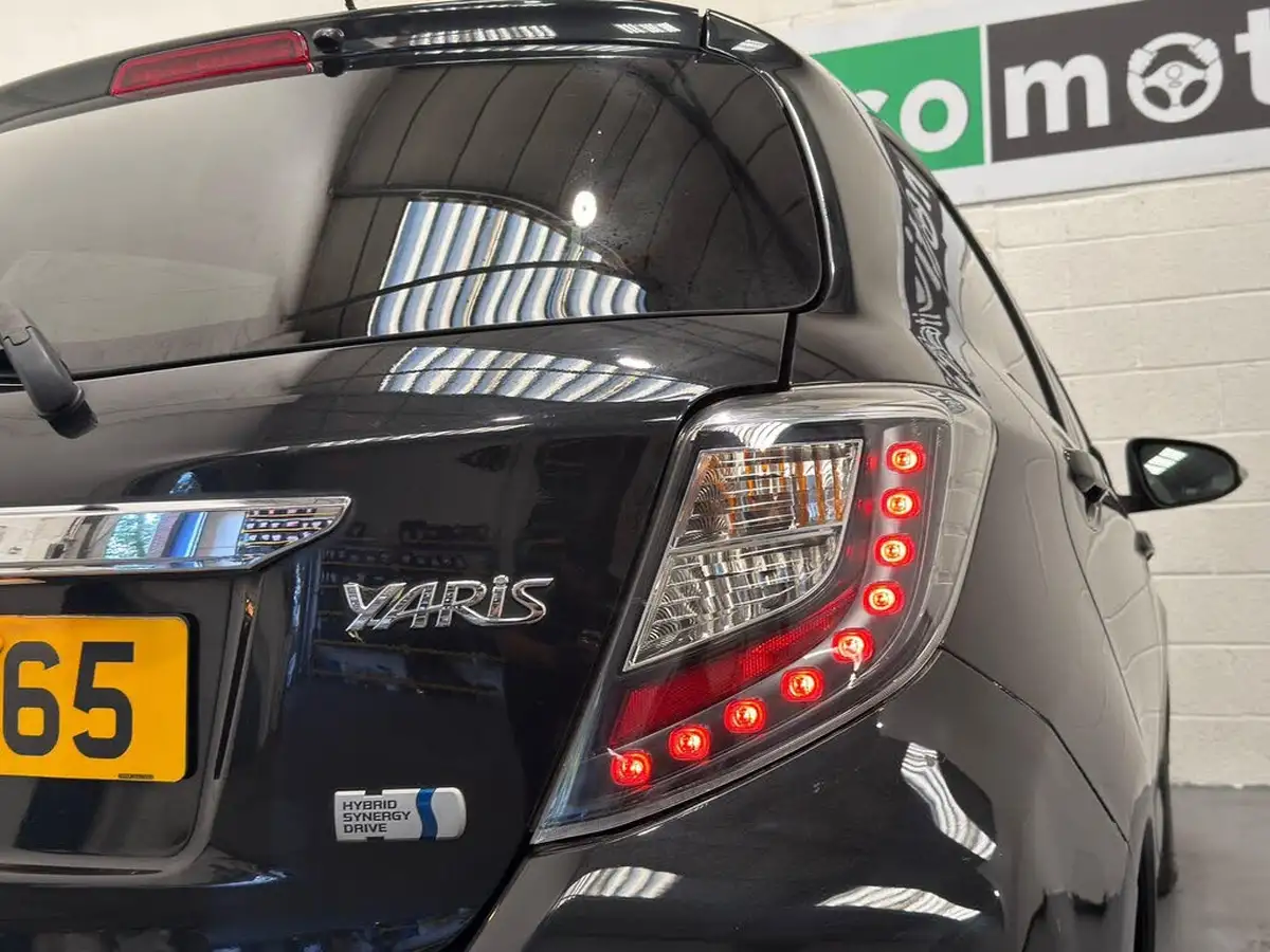 2013-toyota-yaris-15-vvt-i-t4-big-14