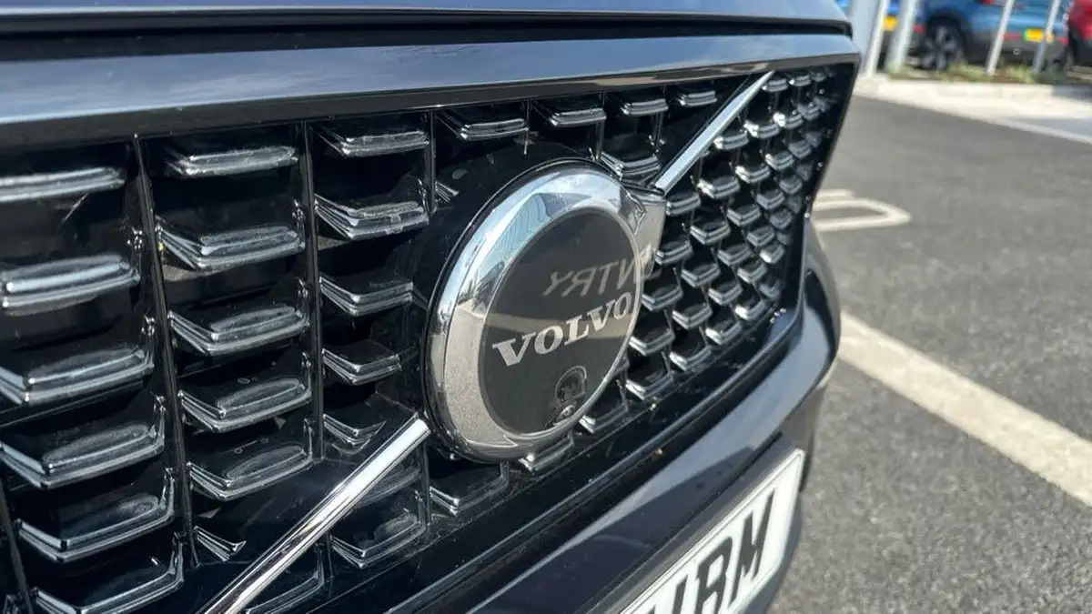 2025-volvo-xc40-20-b4-ultra-dark-big-14