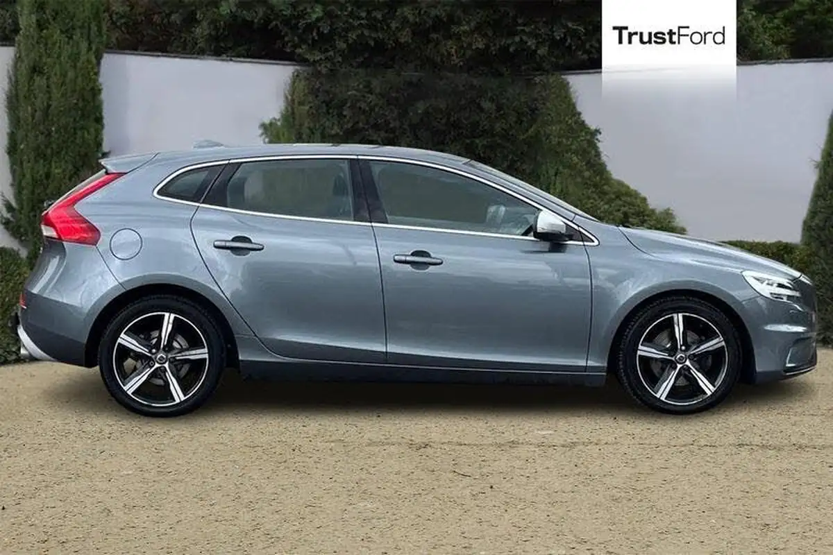 2016-volvo-v40-20-t2-r-design-nav-plus-big-2