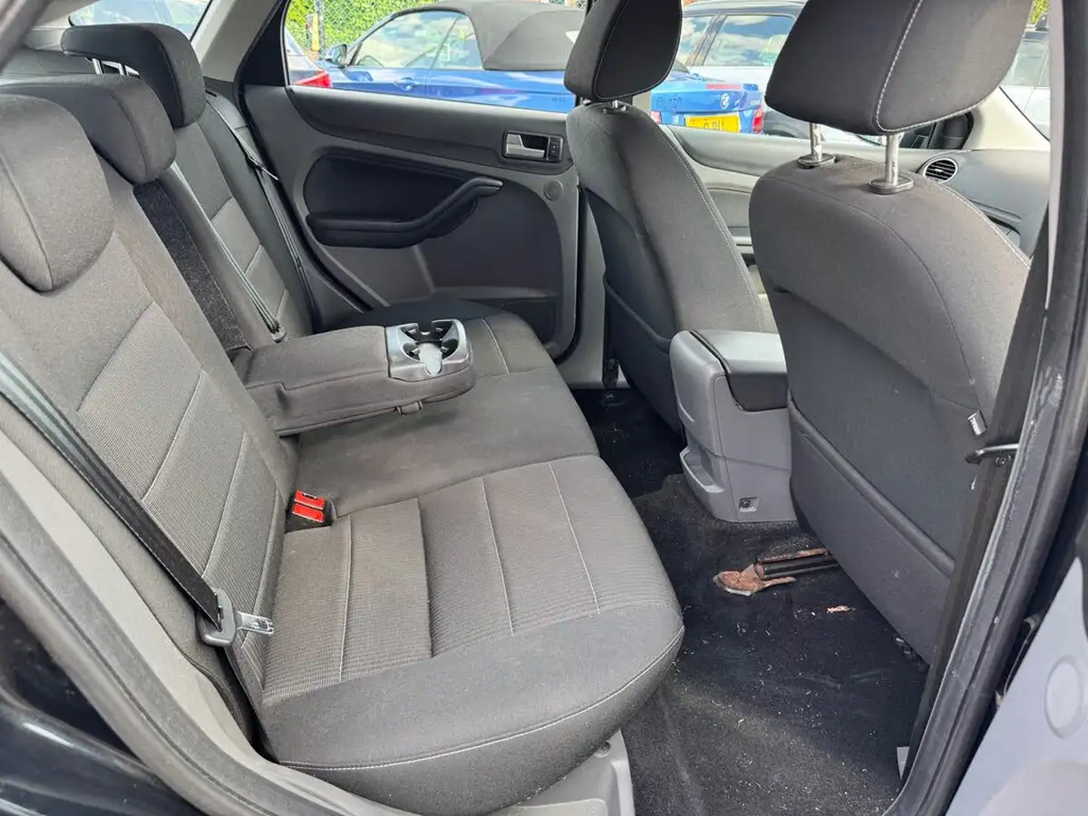 2010-ford-focus-16td-titanium-hatchback-big-5