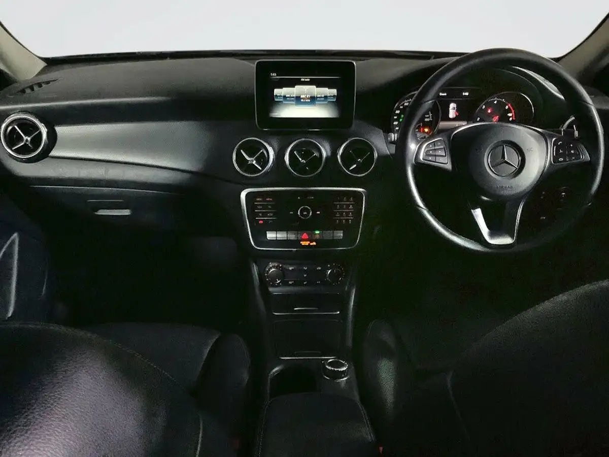 2017-mercedes-benz-gla-class-21d-gla-200d-se-ss-7g-dct-big-2