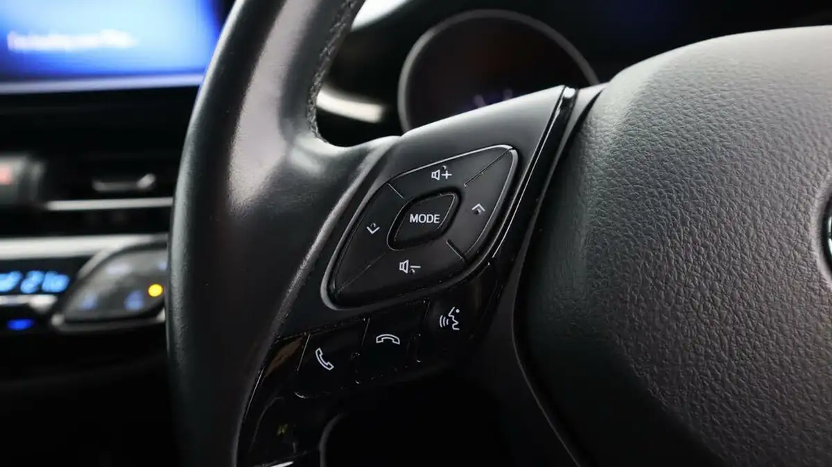 2018-toyota-c-hr-12-dynamic-big-24