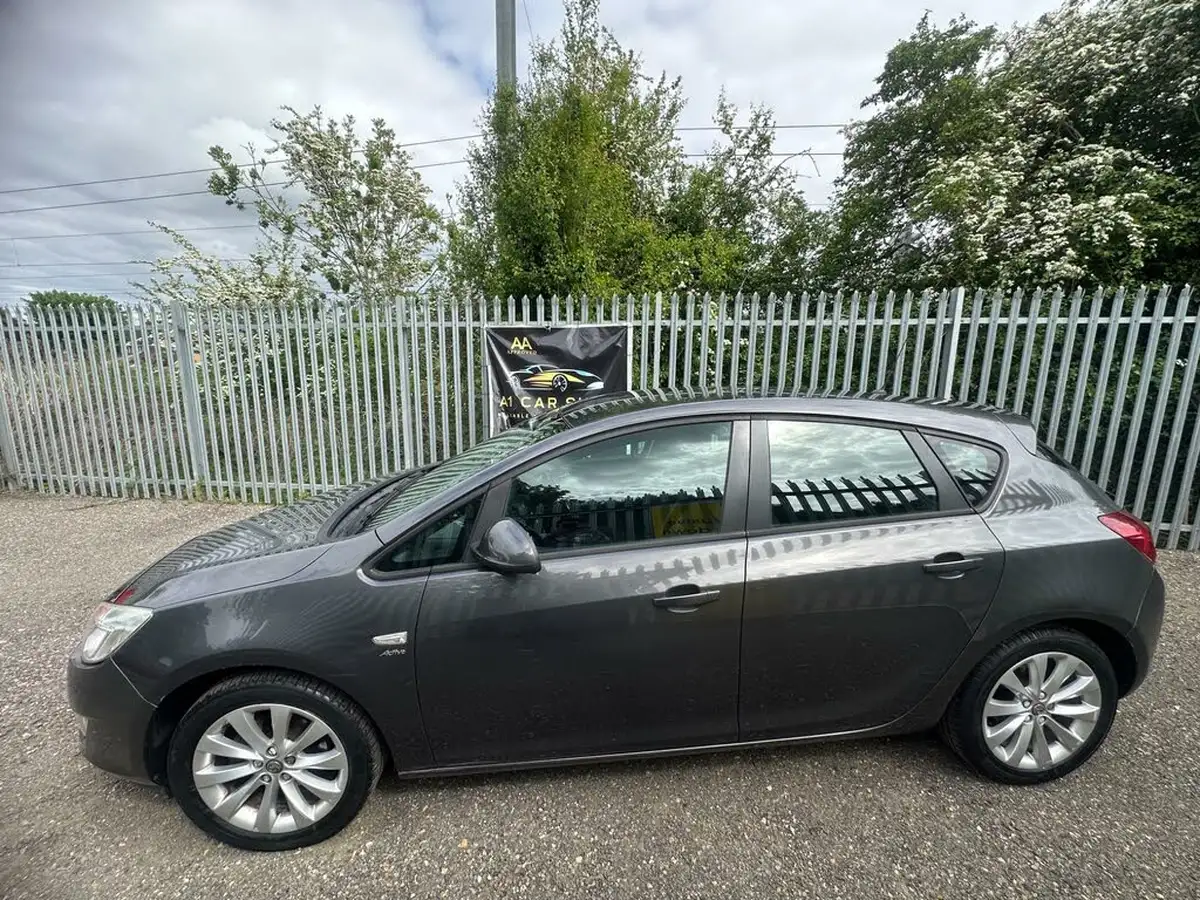 2012-vauxhall-astra-14-active-big-4