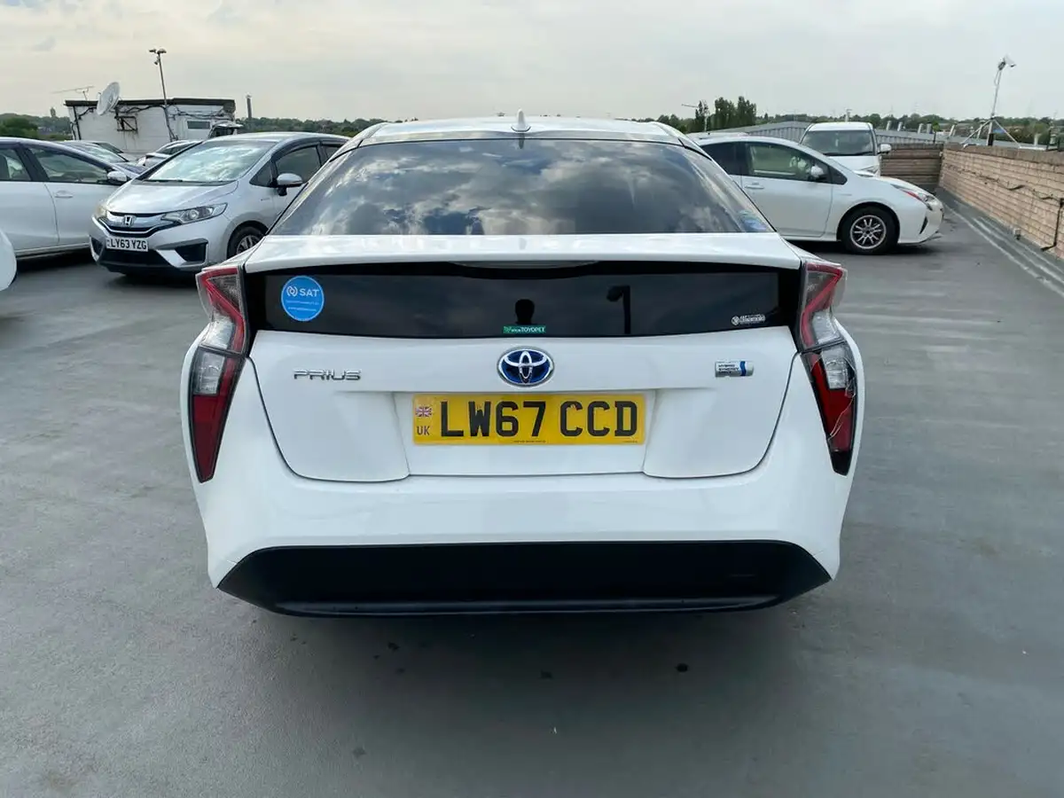 2018-toyota-prius-hybrid-big-17