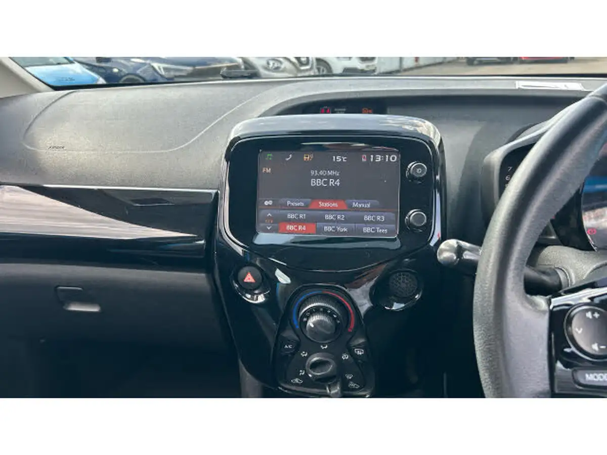 2016-toyota-aygo-10-vvt-i-x-cite-2-cyan-5d-big-11