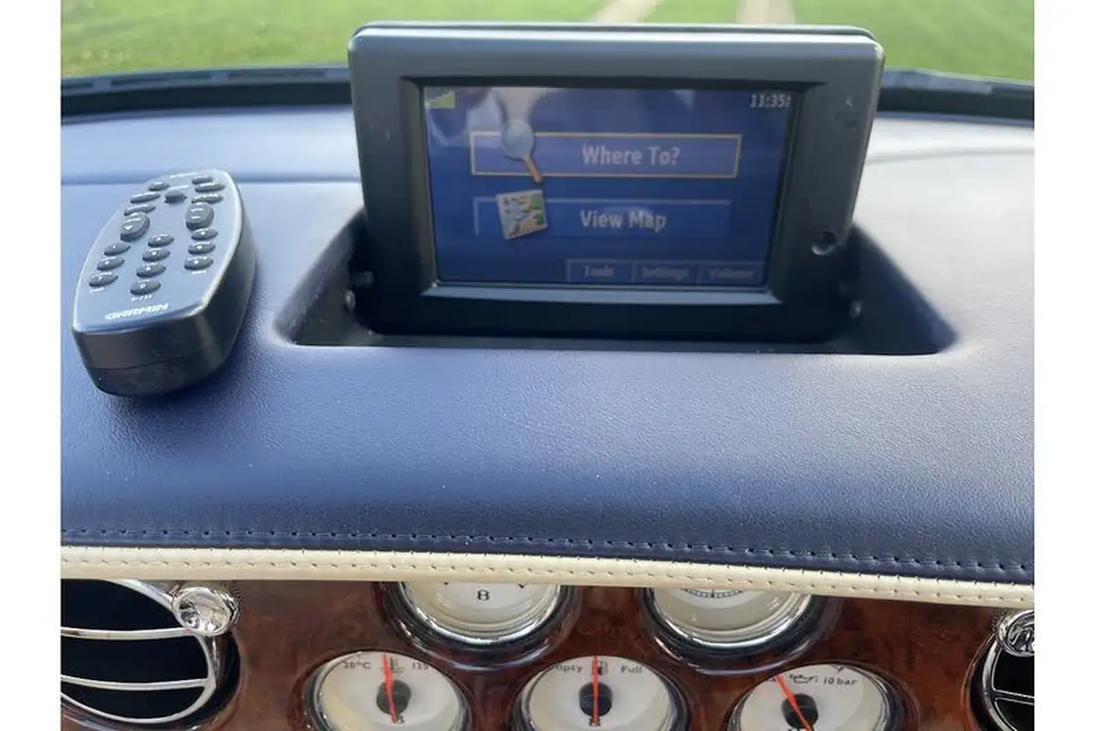 2006-bentley-azure-68-big-25