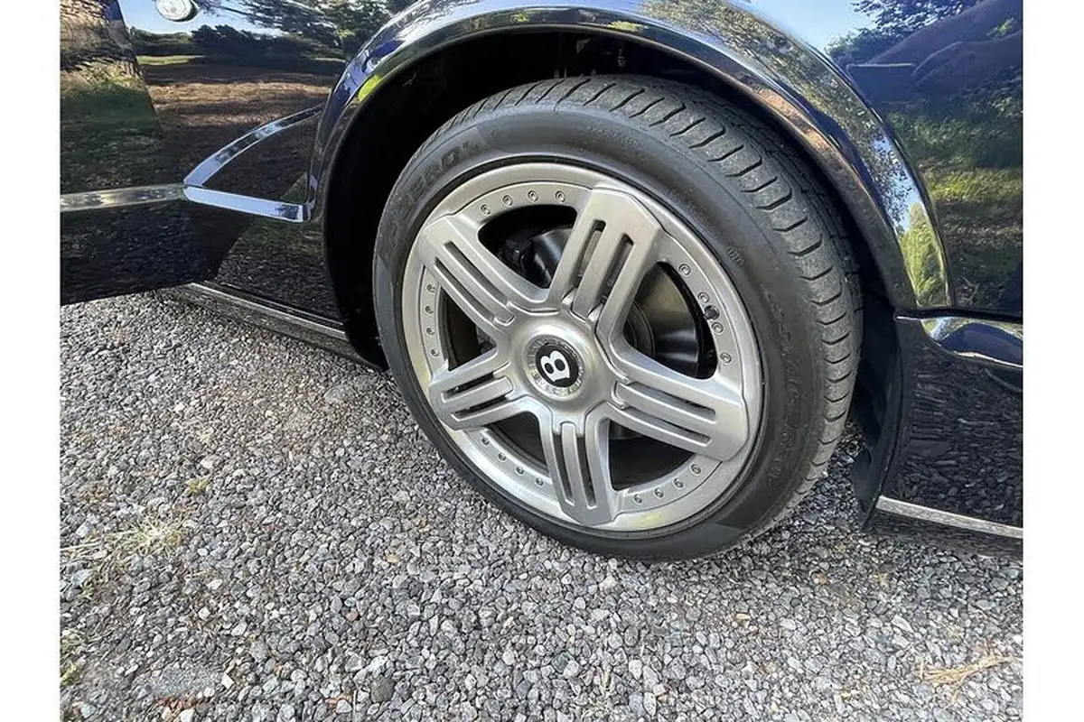 2006-bentley-azure-68-big-53