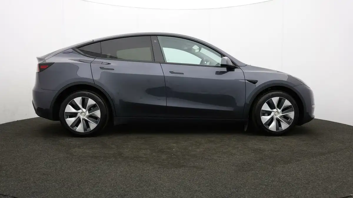 2022-tesla-model-y-e-long-range-big-33
