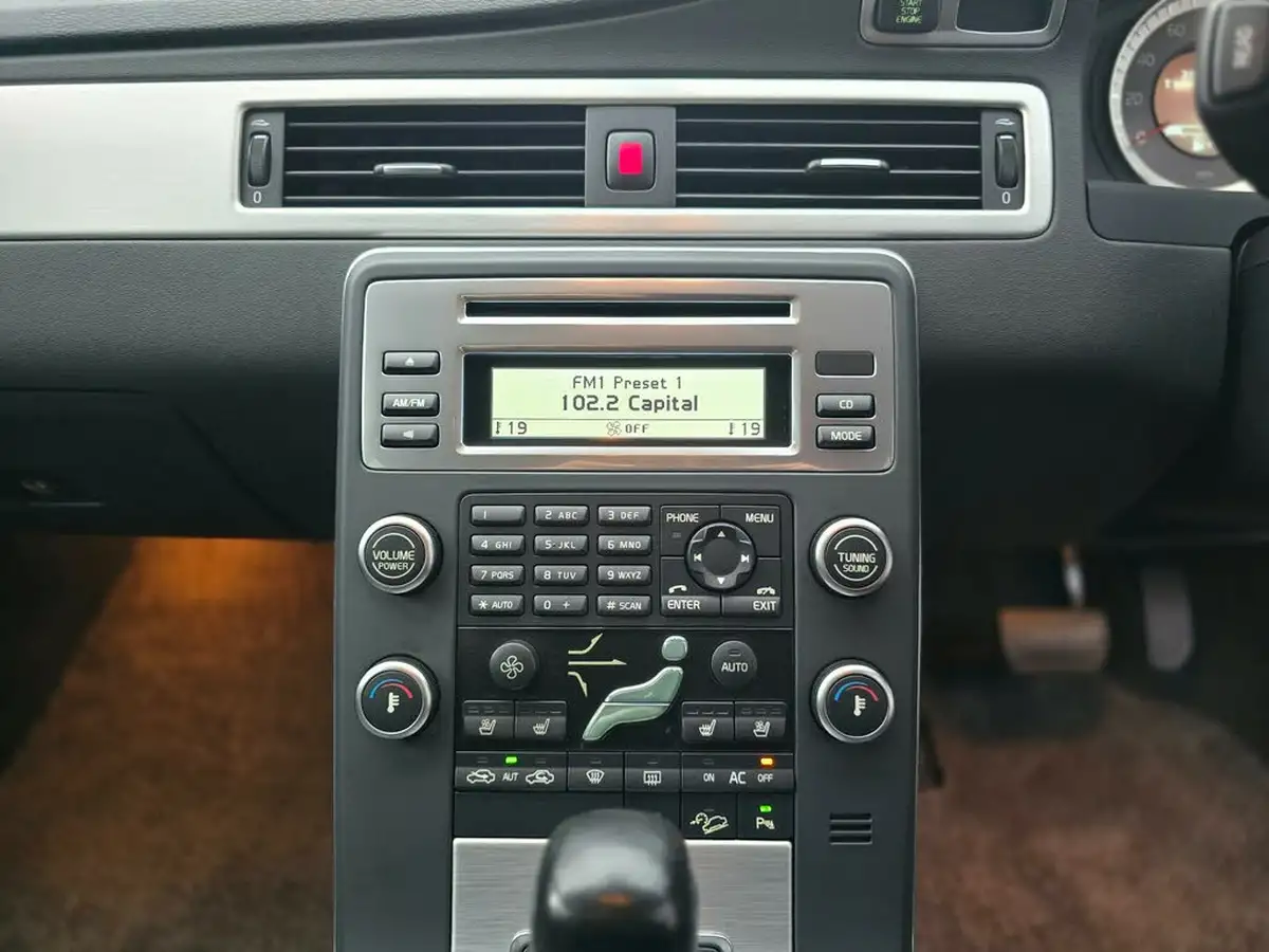 2011-volvo-xc70-30-t6-se-big-12