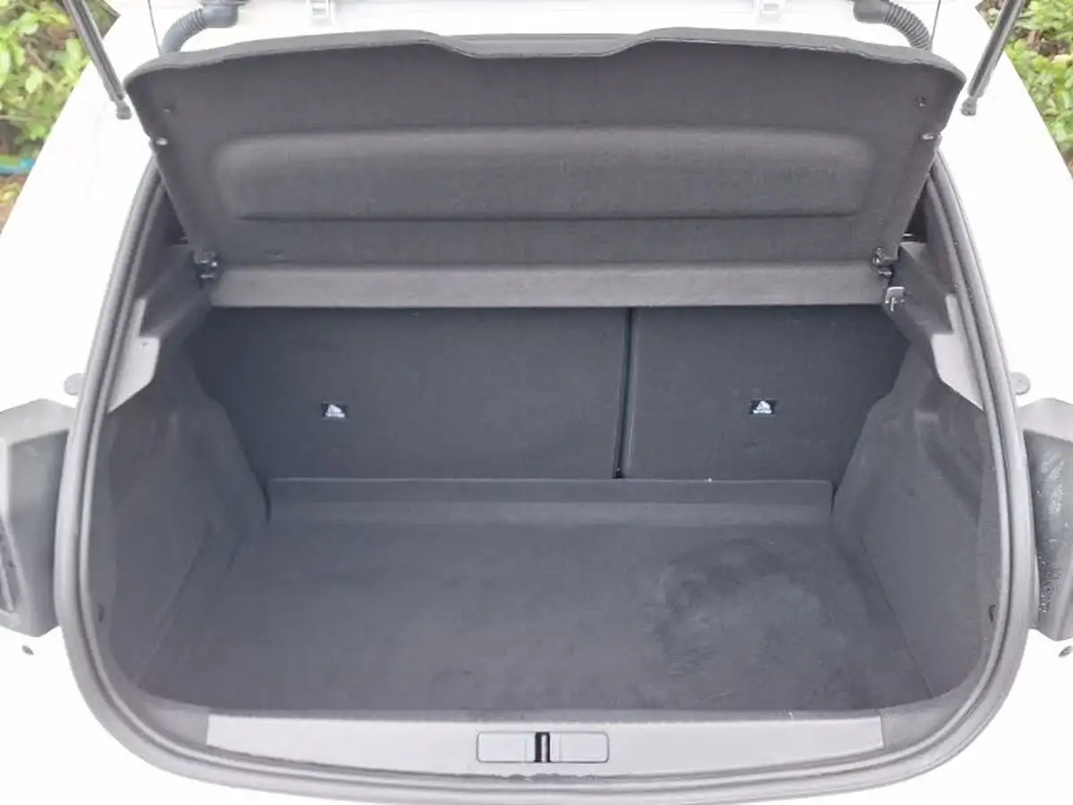 2023-peugeot-208-12-puretech-allure-premium-100ps-big-7