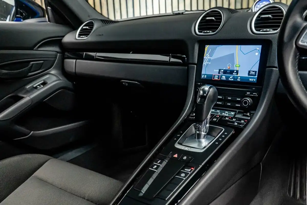 2022-porsche-cayman-718-20-cayman-t-pdk-big-24