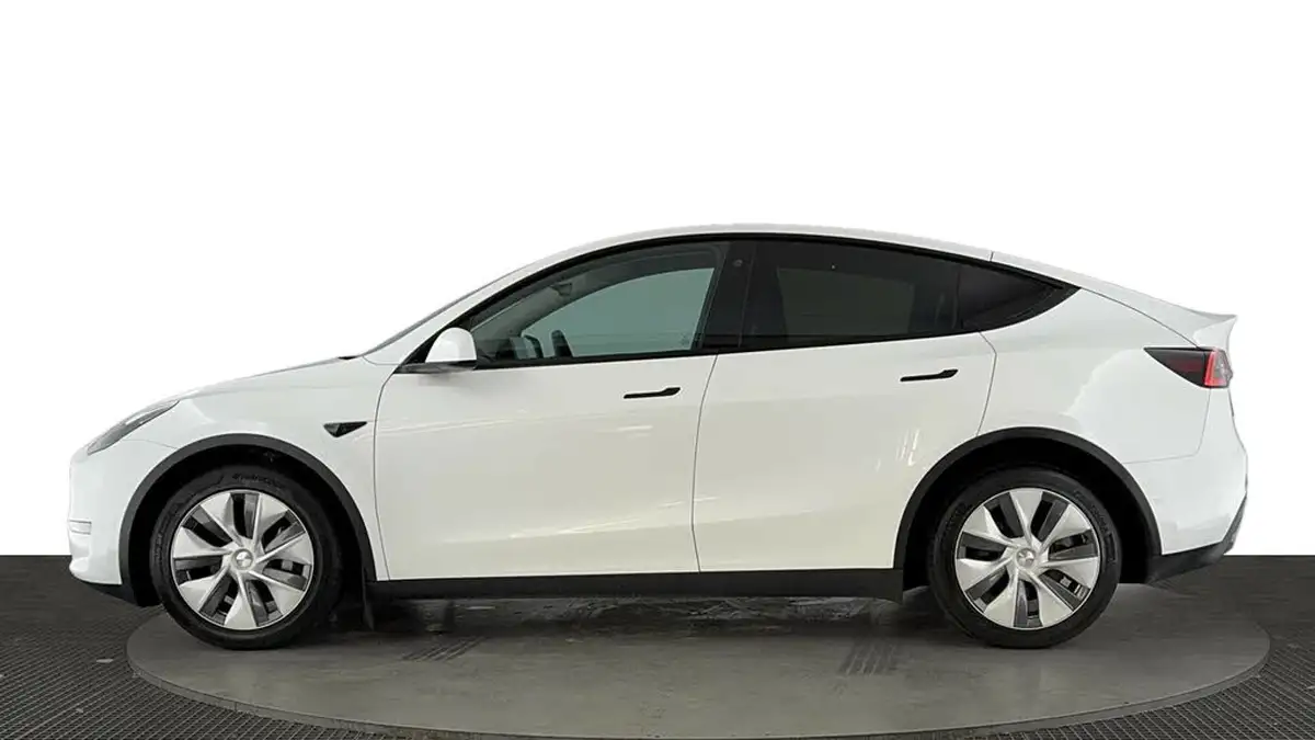 2022-tesla-model-y-e-long-range-big-6