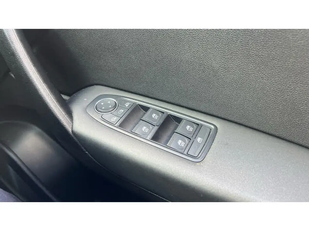 2021-renault-captur-10-tce-play-100bhp-big-20