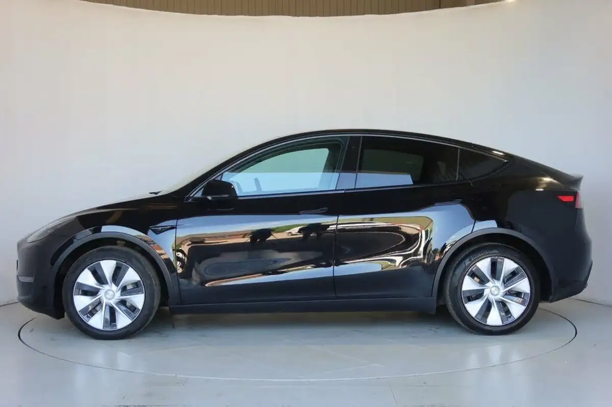 2022-tesla-model-y-e-long-range-big-13