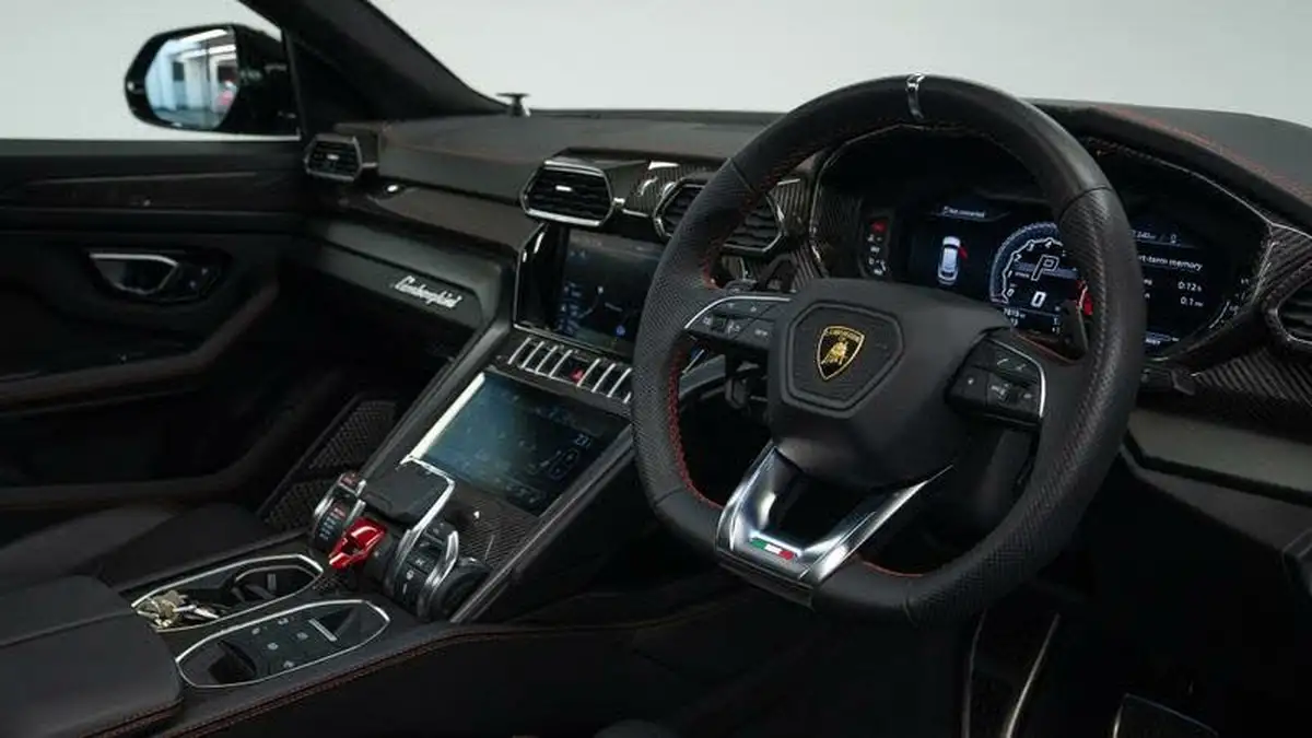 2021-lamborghini-urus-40-no-trim-big-31