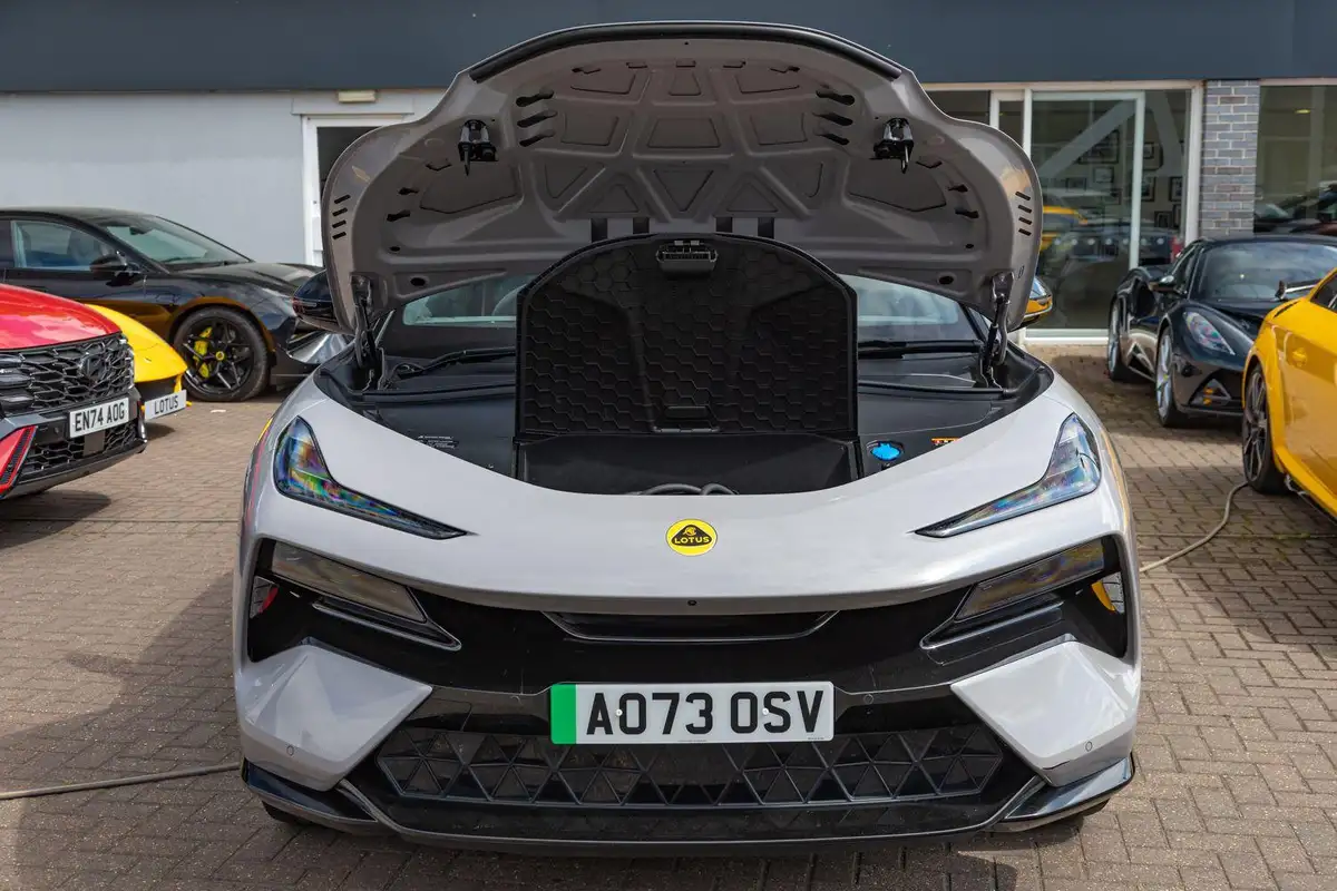 2023-lotus-eletre-e-big-8