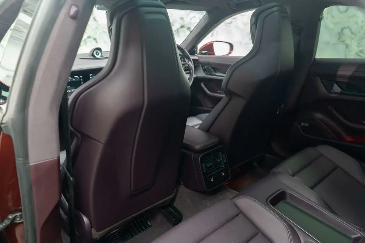 2020-porsche-taycan-e-turbo-big-18