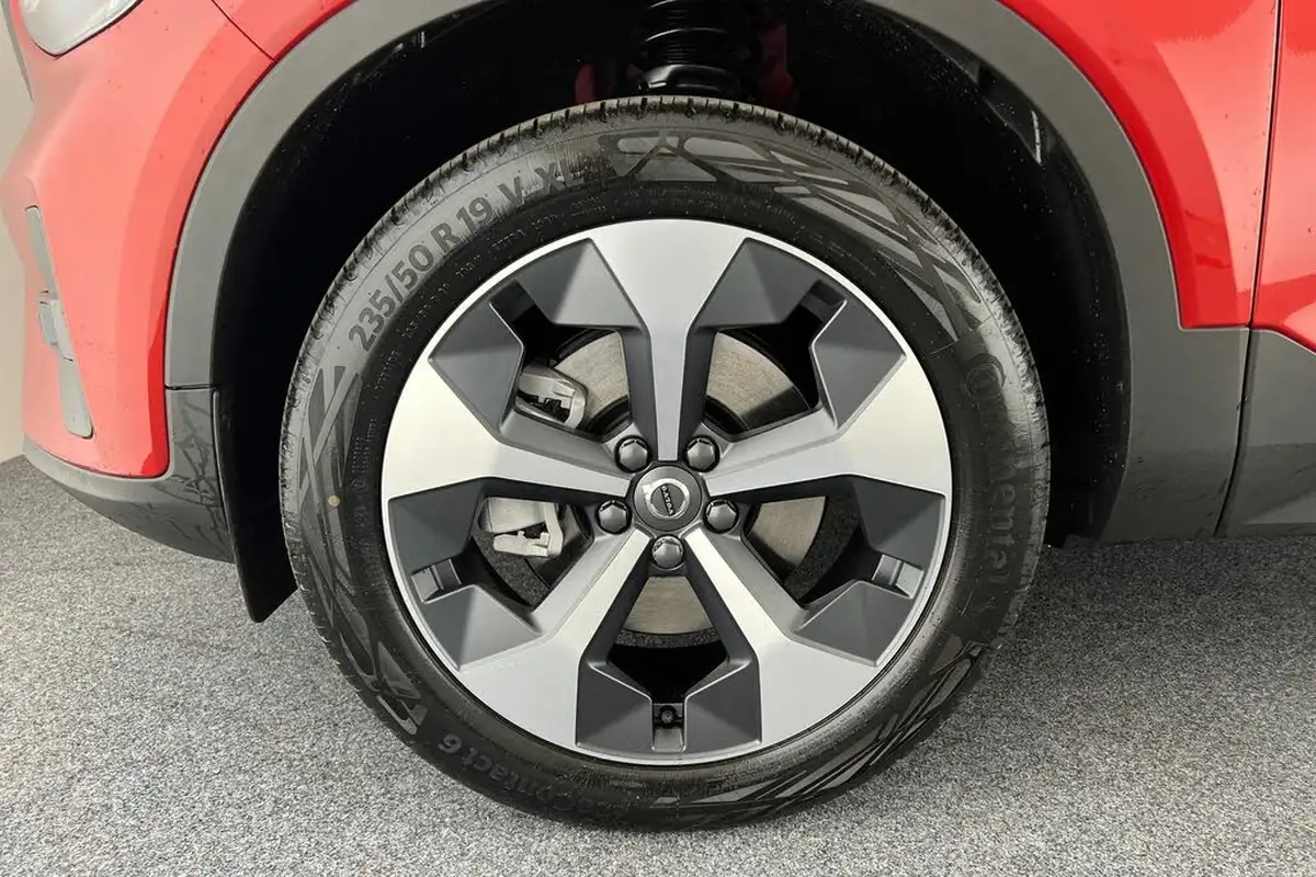 2024-volvo-xc40-20-b3-plus-big-4