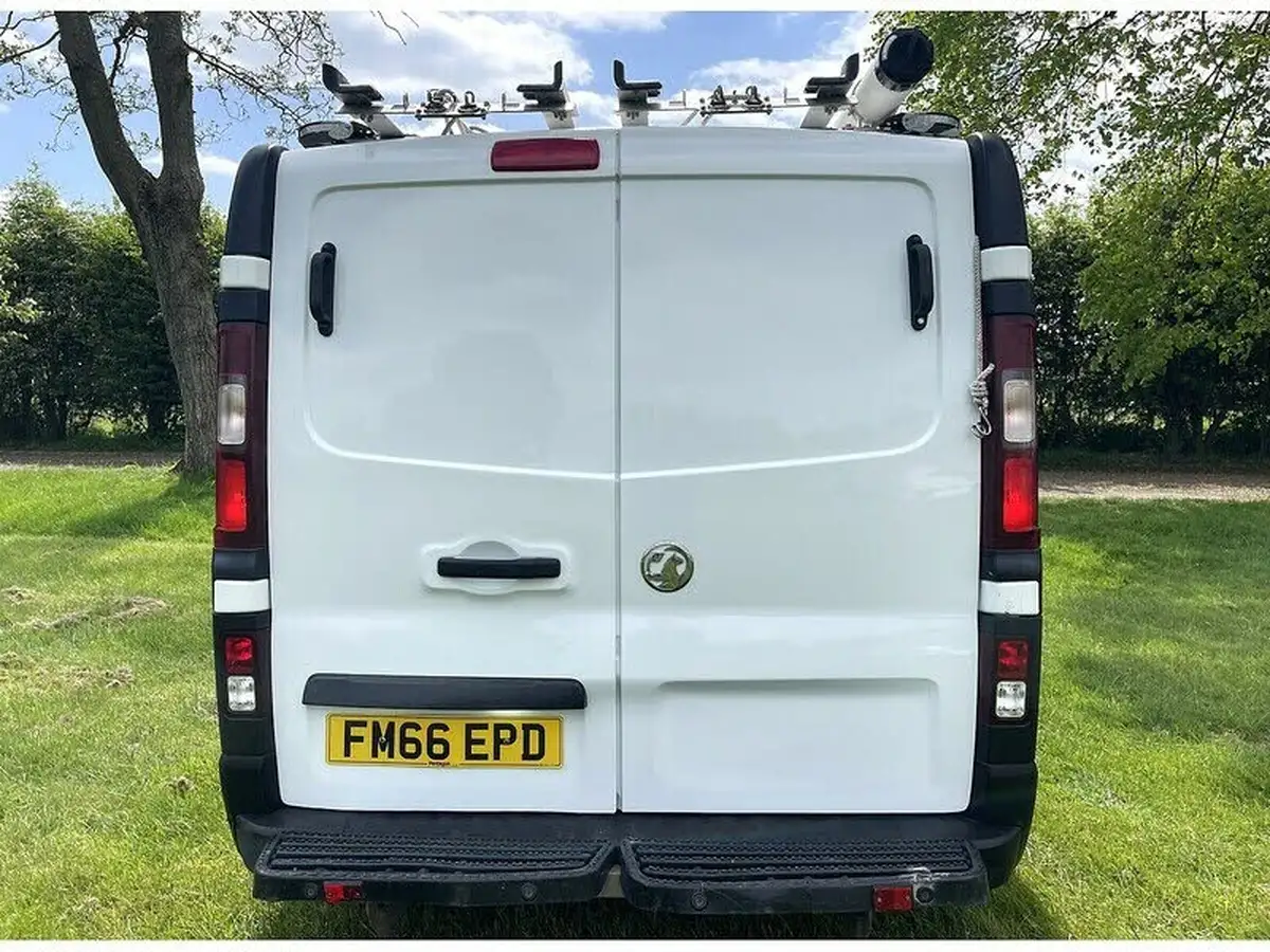 2017-vauxhall-vivaro-16cdti-2900-l1h1-95pseu6-ss-ecoflex-panel-van-big-8