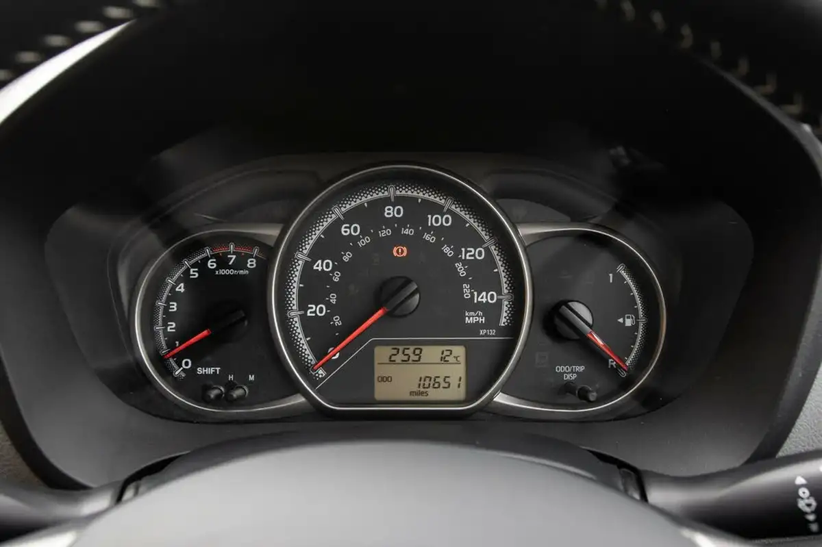 2016-toyota-yaris-133-icon-vvt-i-5d-big-14