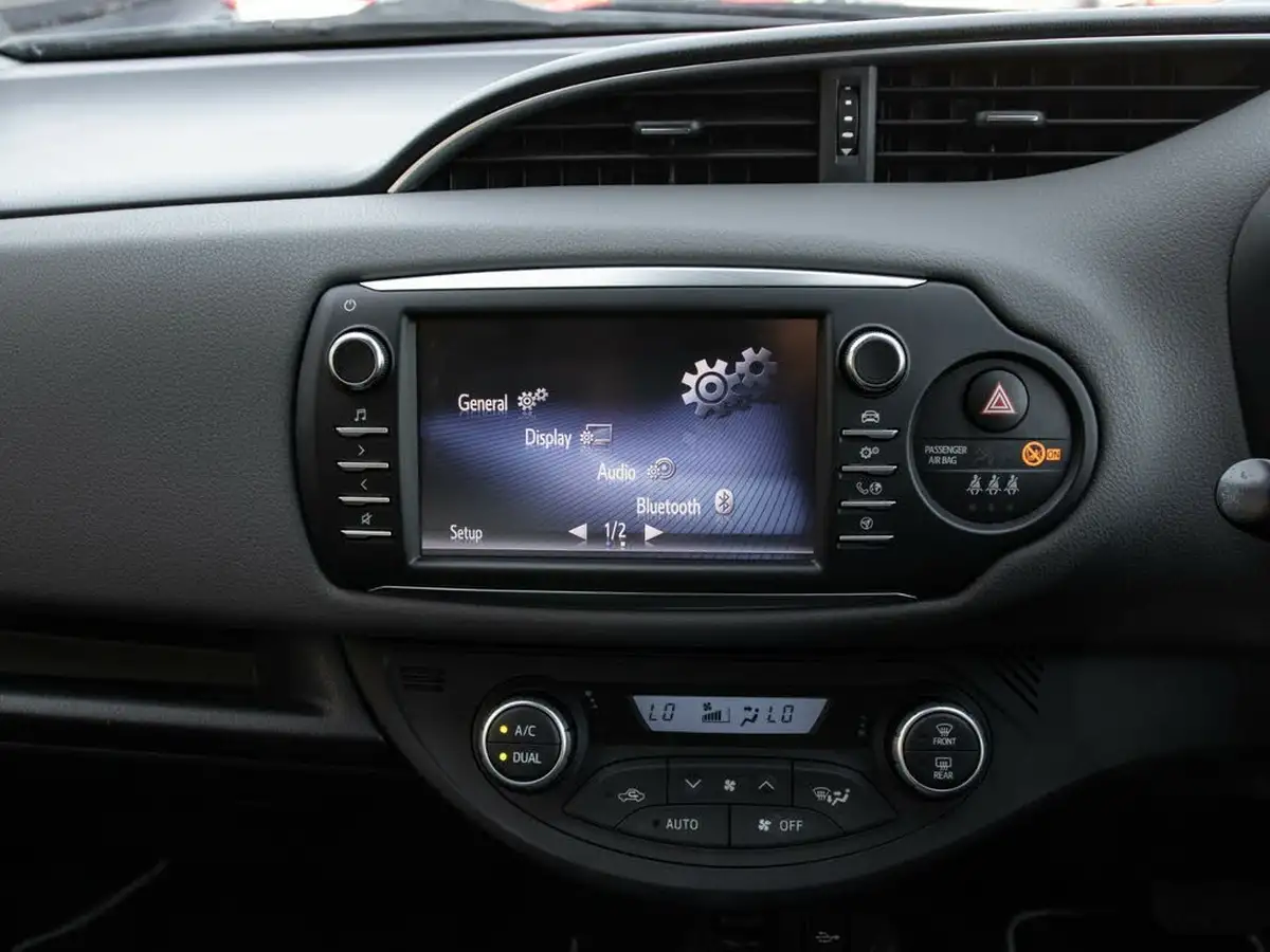 2017-toyota-yaris-15-vvt-i-icon-navi-hybrid-big-22