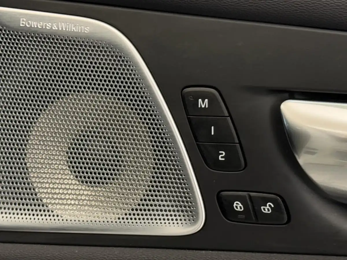 2022-volvo-xc60-20-t8-ultimate-dark-big-35